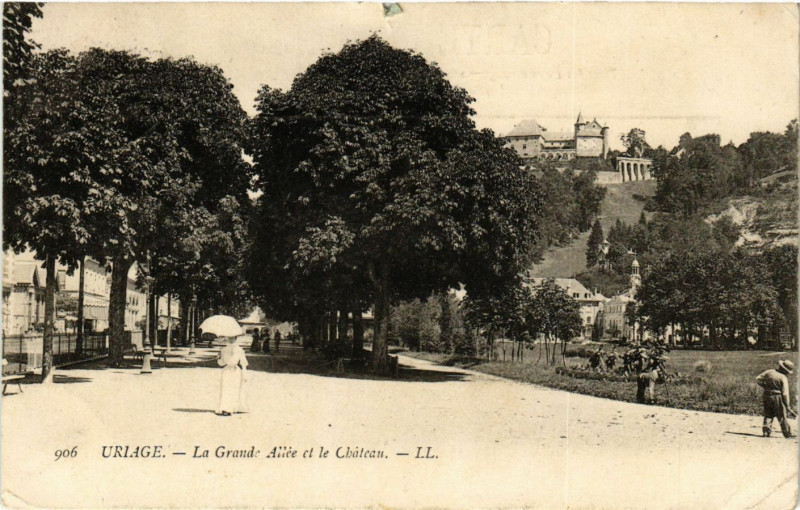 Carte postale ancienne Uriage - La Grund Alle et le Chateau