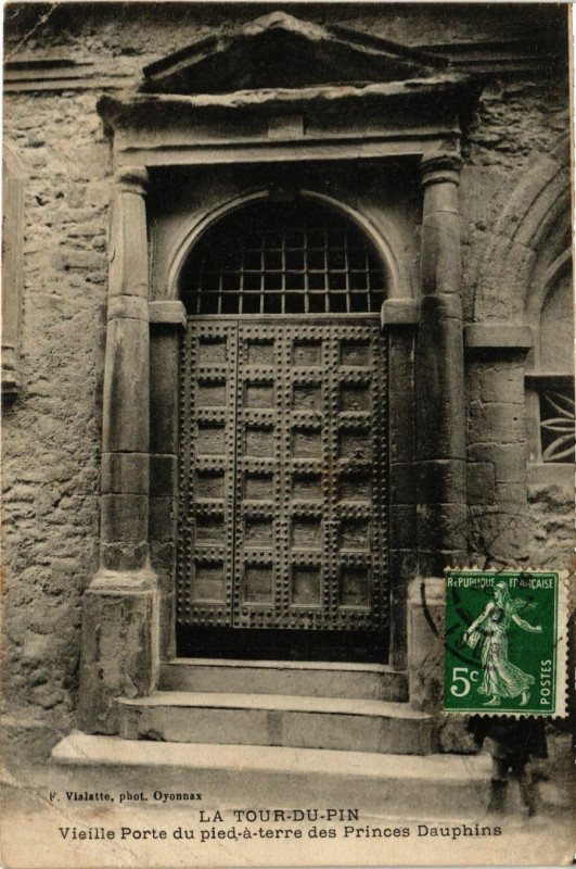 Carte postale ancienne La Tour-du-Pin Vieille Porte du pied a terre des Princes Dauphiné à La Tour-du-Pin