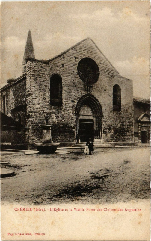 Carte postale ancienne Cremieu - L'Eglise et la Vieille Porte des Cloitres à Crémieu
