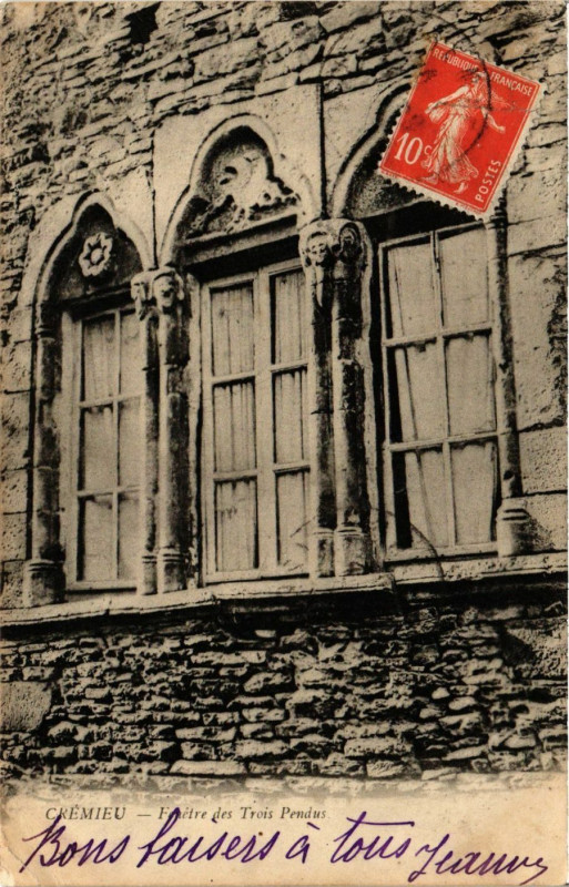 Carte postale ancienne Cremieu - Fenetre des Trois Pendus à Crémieu