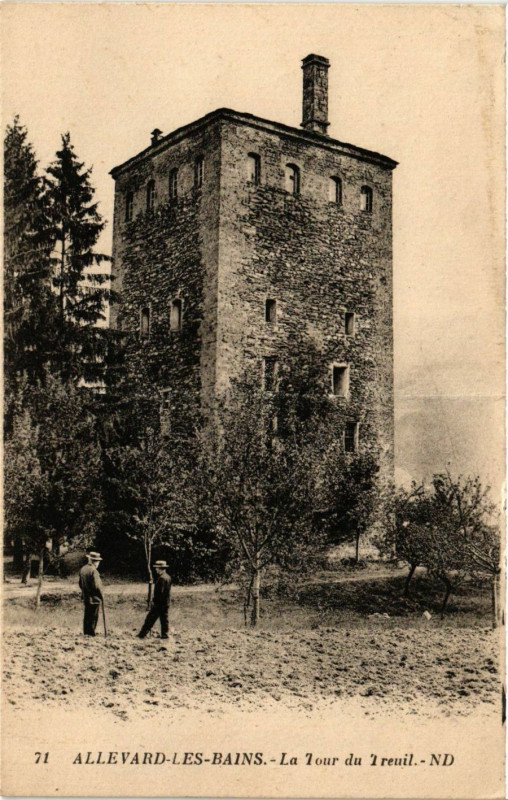 Carte postale ancienne Allevard-les-Bains - La Tour du Treuil à Allevard