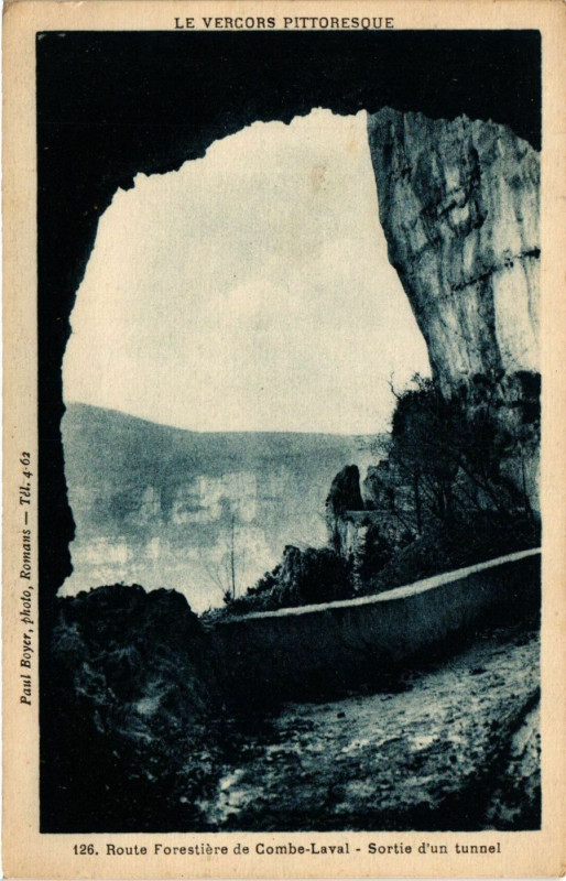 Carte postale ancienne Route forestiere de Combe-Laval - Sortie d'un tunnel à Laval