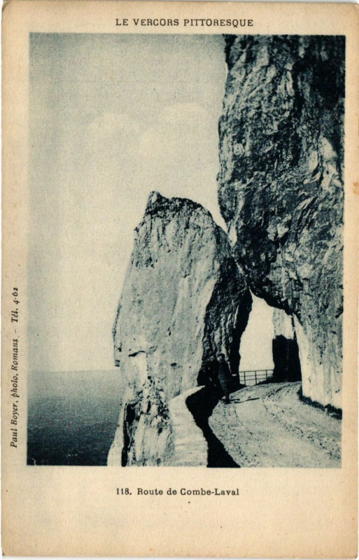 Carte postale ancienne Route du Combe-Laval à Laval