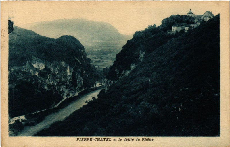 Carte postale ancienne Pierre-Chatel et le defile du Rhone à Pierre-Châtel