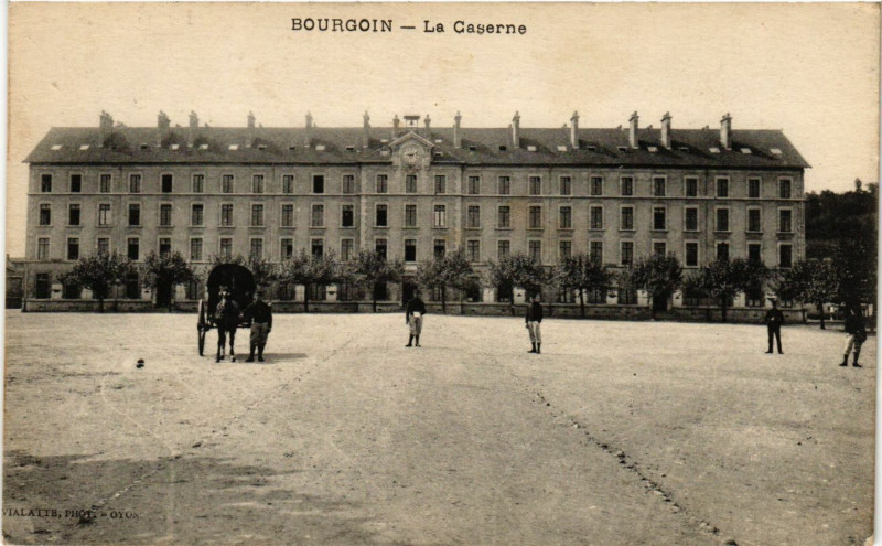 Carte postale ancienne Bourgoin - La Caserne
