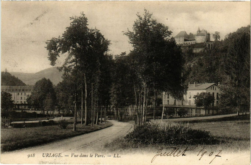 Carte postale ancienne Uriage - Vue dans le Parc