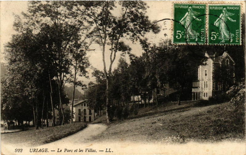 Carte postale ancienne Uriage - Le Parc et les Villas