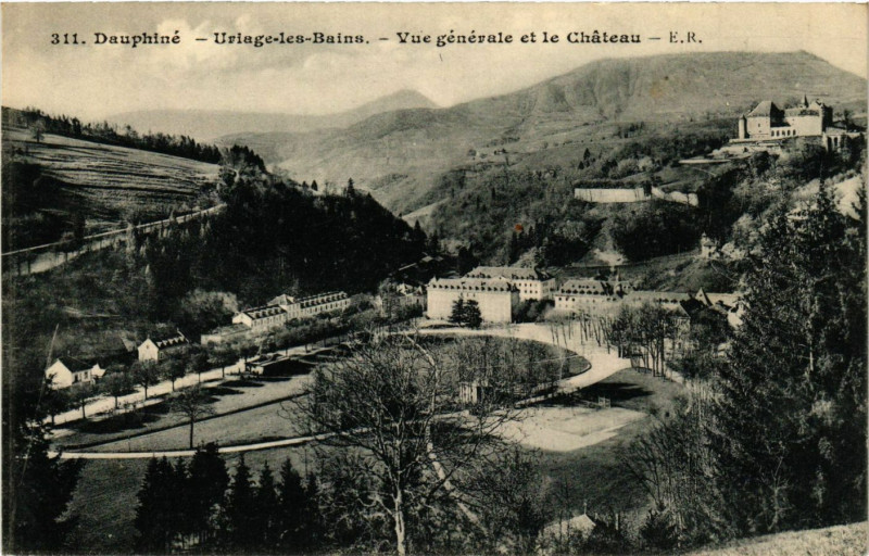 Carte postale ancienne Uriage-les-Bains - Vue générale et le Chateau