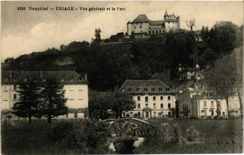 Carte postale ancienne Uriage - Vue générale et le Parc