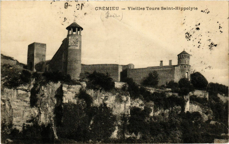 Carte postale ancienne Cremieu - Vieilles Tours St-Hippolyte à Crémieu