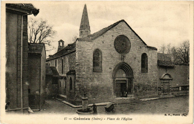 Carte postale ancienne Cremieu - Place de l'Eglise à Crémieu