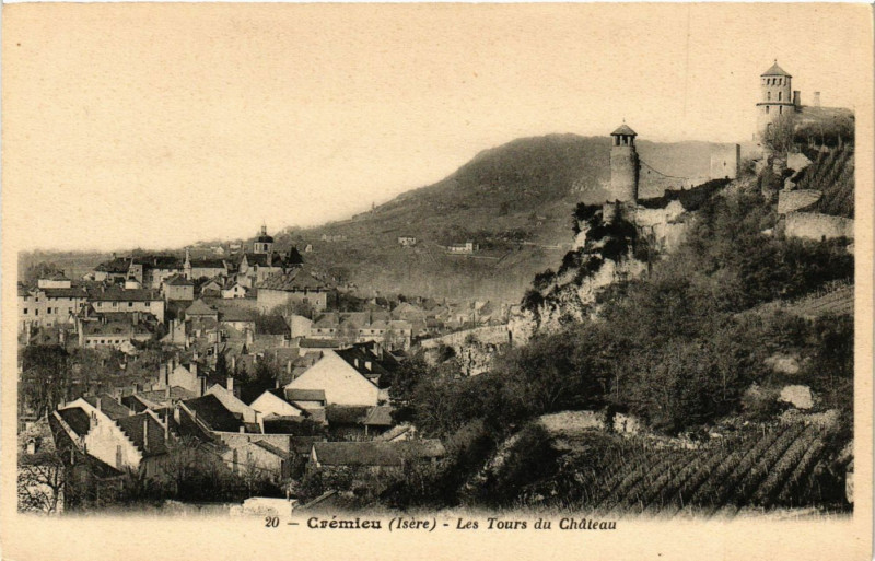 Carte postale ancienne Cremieu - Les Tours du Chateau à Crémieu