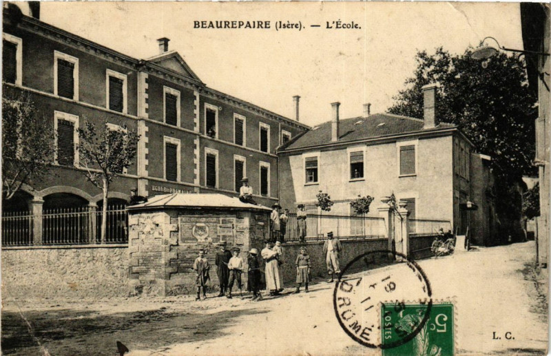 Carte postale ancienne Beaurepaire - L'Ecole à Beaurepaire