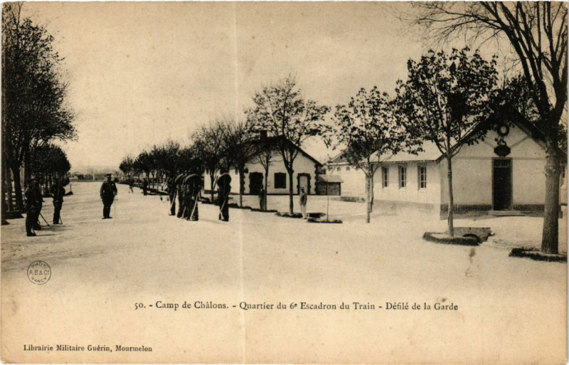 Carte postale ancienne Camp de Chalons-Quartier du 6*Escadron du Train Defile de la Garde à Chalon