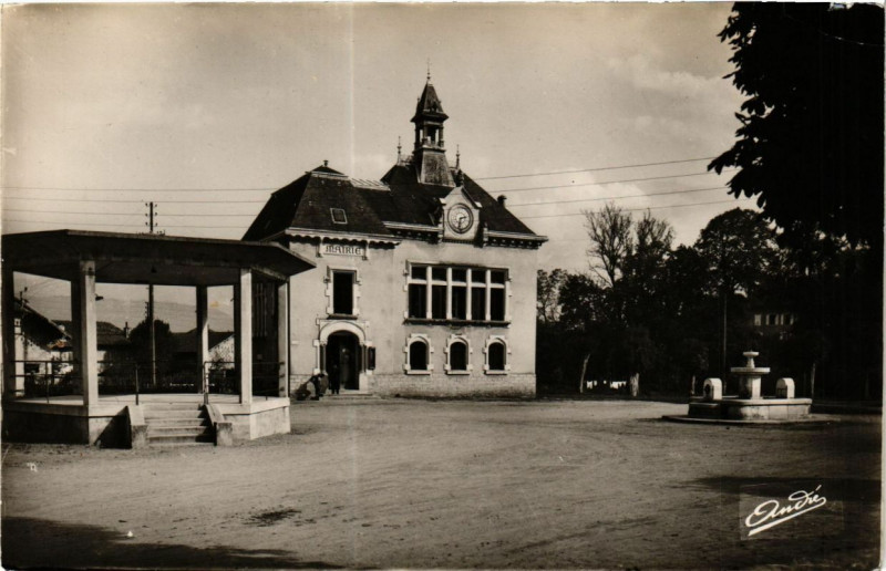Carte postale ancienne Chapareillan - La Mairie à Chapareillan