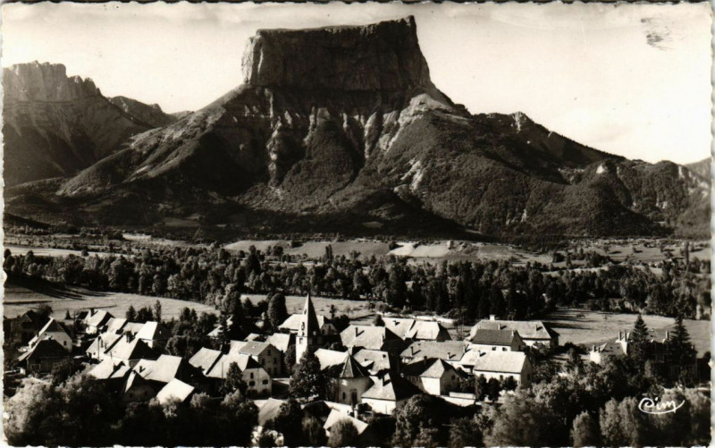 Carte postale ancienne Chichilianne - et le Mont Aiguille (alt. 2097 m) à Chichilianne