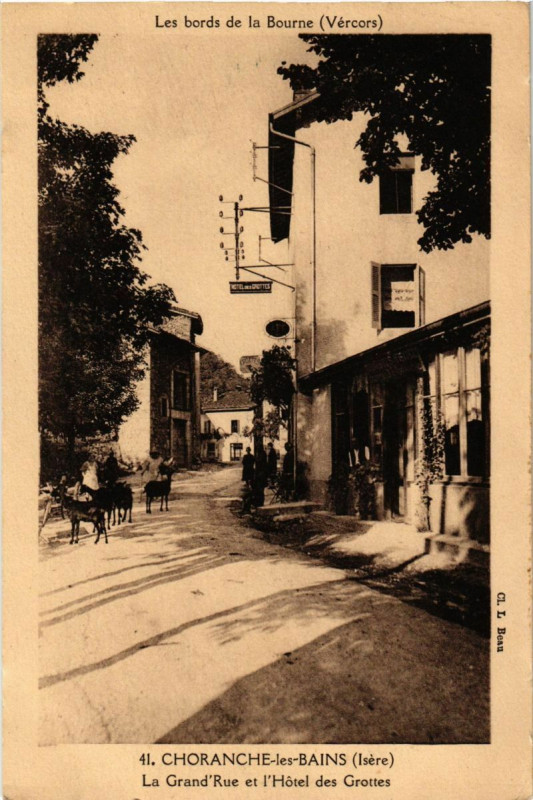 Carte postale ancienne Choranche-les-Bains - Le Grand'Rue et l'Hotel des Grottes à Choranche