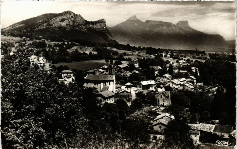 Carte postale ancienne Claix - Vue générale de Claix et le Fort de Comboire à Claix