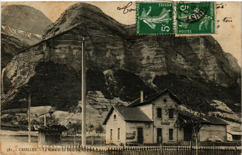 Carte postale ancienne La Gare et la Dent de Crolles à Crolles