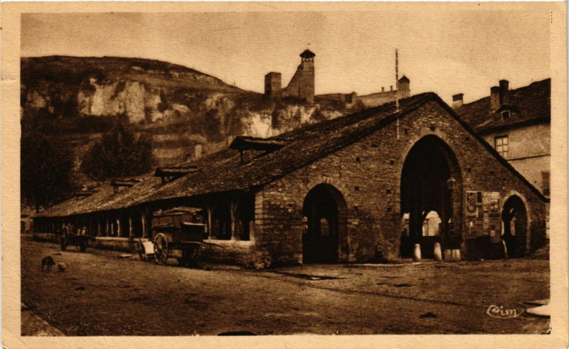 Carte postale ancienne Cremieu - Les Halles à Crémieu