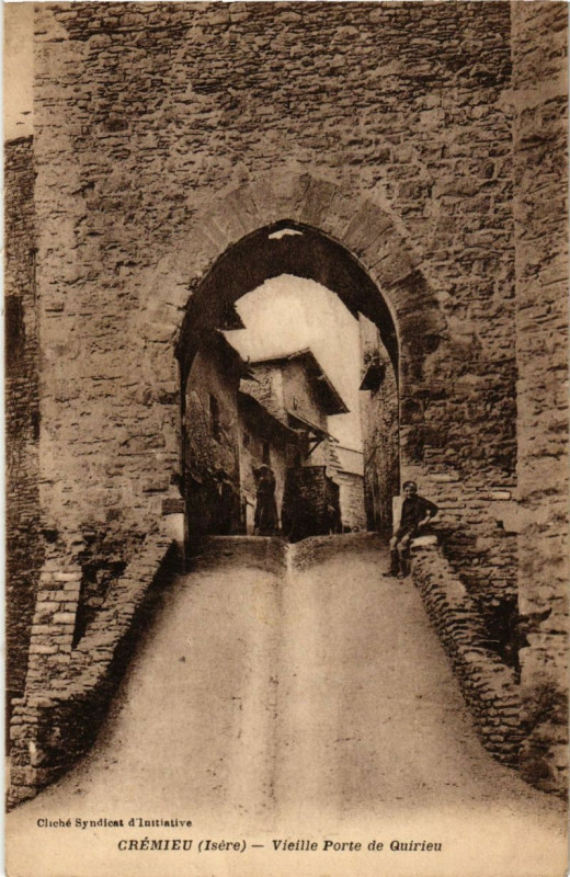 Carte postale ancienne Cremieu - Vieille Porte de Quirieu à Crémieu