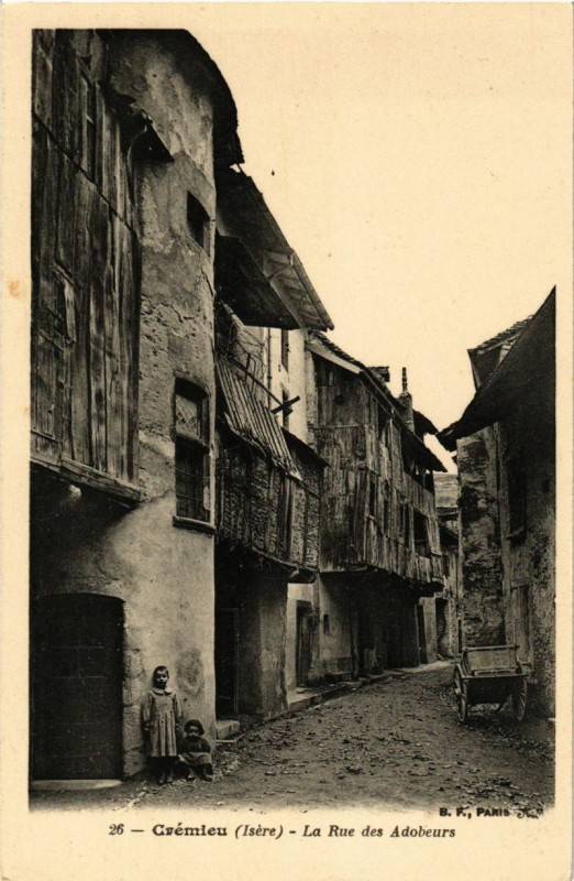 Carte postale ancienne Cremieu - La Rue des Adobeurs à Crémieu
