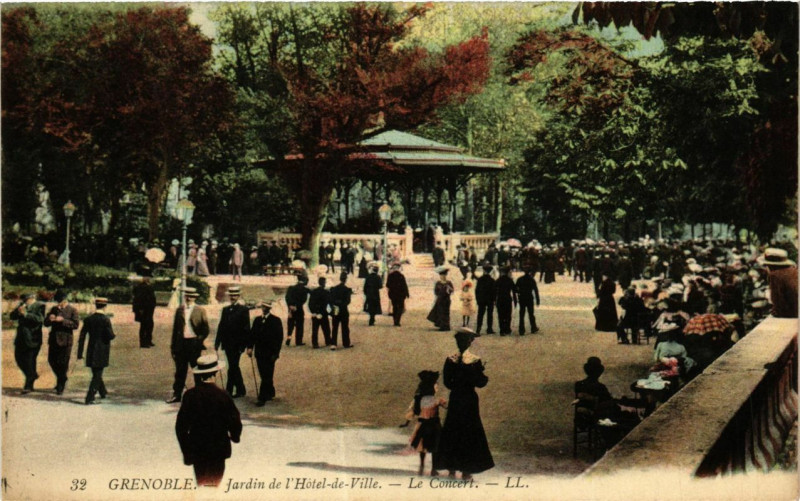 Carte postale ancienne Grenoble - Jardin de l'Hotel-de-Ville - Le Concert à Grenoble
