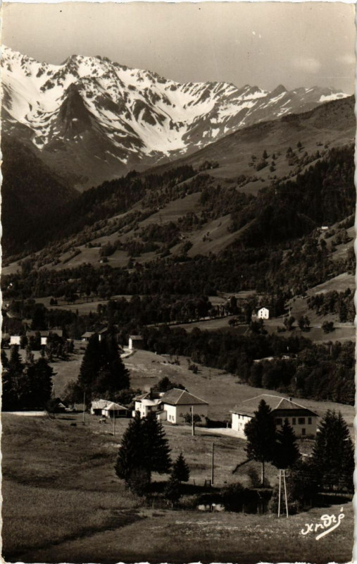 Carte postale ancienne La Ferriere-d'Allevard - Le Curtillard - Alt 1012 m - L'Hotel.. à Allevard