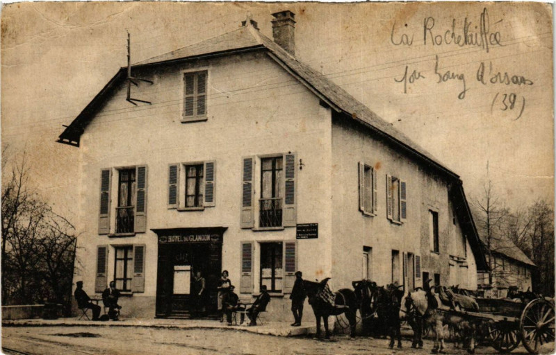 Carte postale ancienne La Roche Vaillée - Route le Bourg d'Avon à Roche