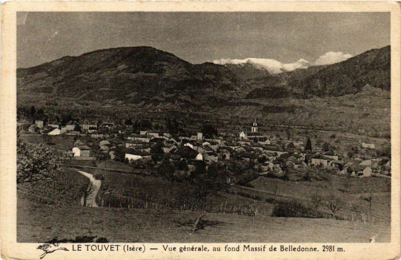 Carte postale ancienne Vue générale, au fond Massif de Belledonne au Touvet