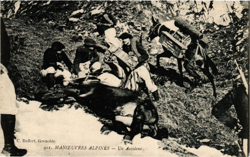 Carte postale ancienne Manceuvres Alpines - Un Accident
