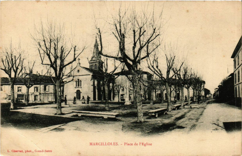 Carte postale ancienne Marcilloles - Place de l'Eglise à Marcilloles
