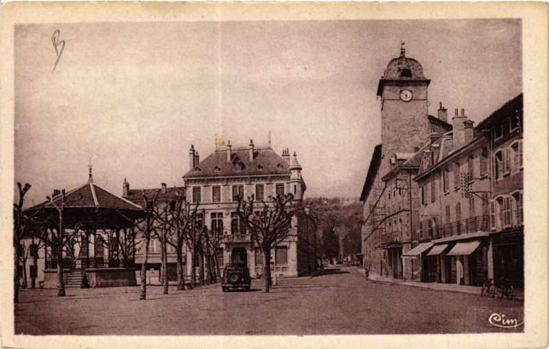 Carte postale ancienne Saint-Marcellin - Place d'Armes à Saint-Marcellin