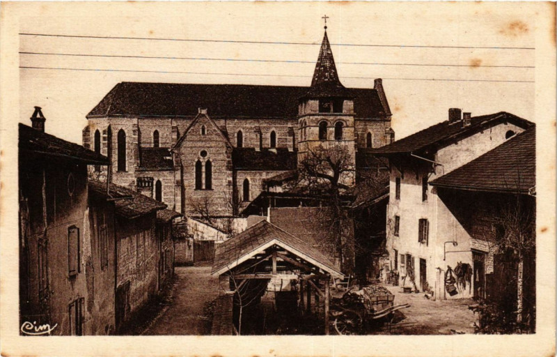 Carte postale ancienne Saint-Etienne-de-Saint-Geoirs - Vue de l'Eglise à Saint-Étienne-de-Saint-Geoirs