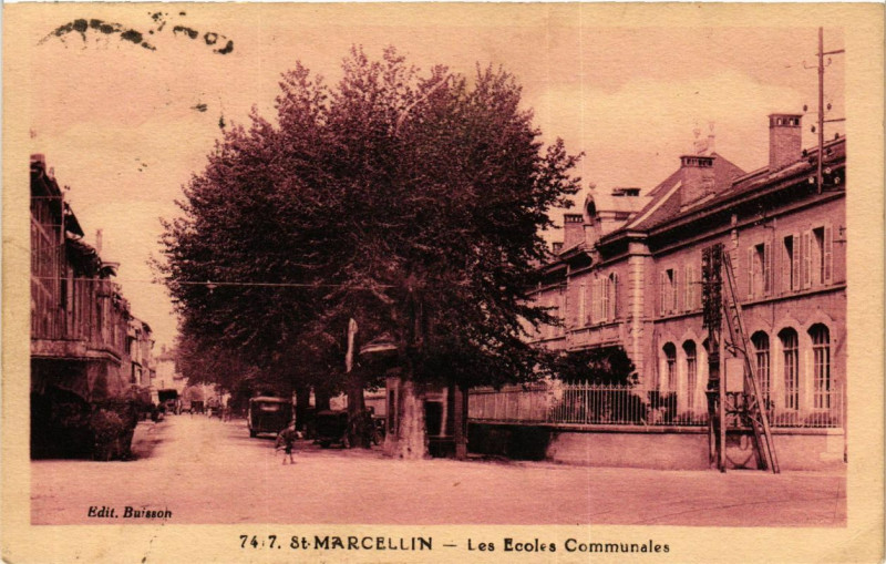 Carte postale ancienne Saint-Marcellin - Les Ecoles Communales à Saint-Marcellin