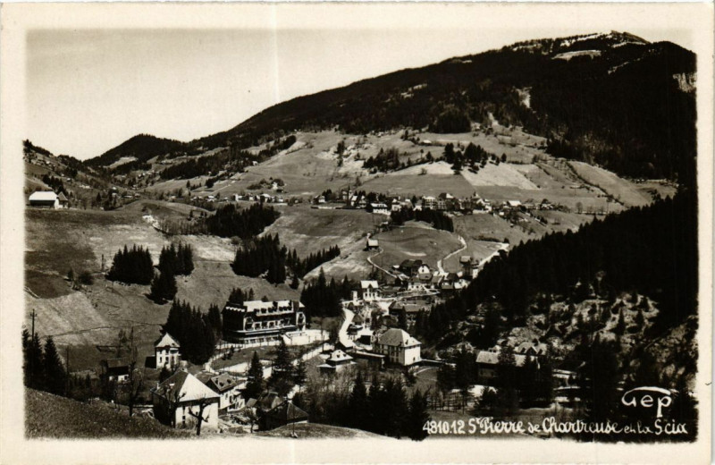 Carte postale ancienne Saint-Pierre de Chartreuse et le g'Som à Saint-Pierre-de-Chartreuse