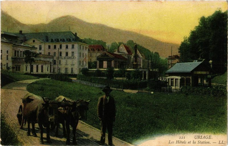 Carte postale ancienne Uriage - Les Hotels et la Station
