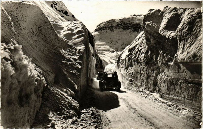 Carte postale ancienne Val d'Isere (1850 m) - La route enneigée arrivée vers la Station