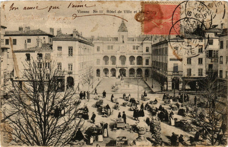 Carte postale ancienne Vienne - Hotel de Ville et la place à Vienne