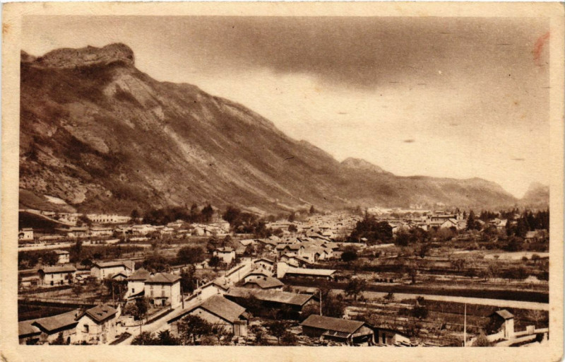 Carte postale ancienne Vif - Vue générale avec le Rocher de St-Loup à Vif