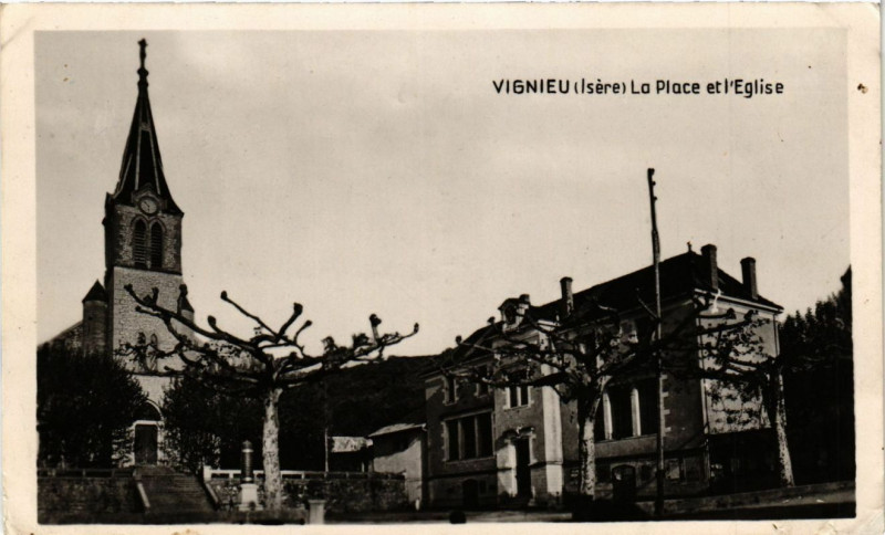 Carte postale ancienne Vignieu - La Place et l'Eglise à Vignieu