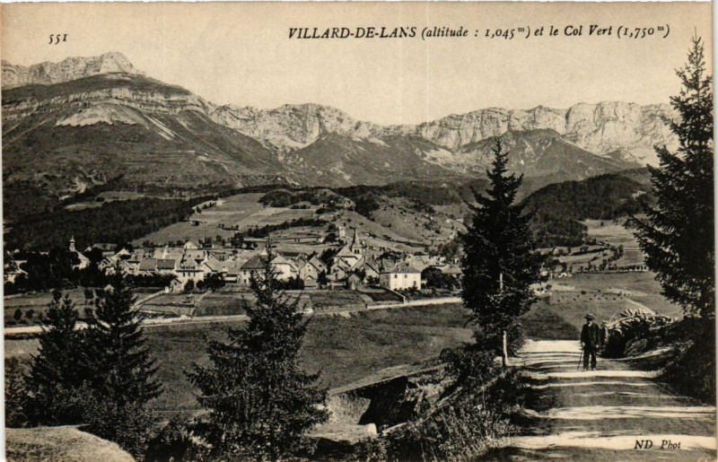 Carte postale ancienne Villard-de-Lans (altitude 1045 m) et le Col Vert (1750 m) à Villard-de-Lans