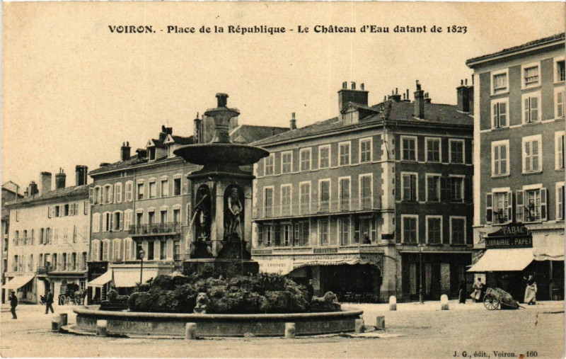 Carte postale ancienne Voiron - Place de la Republique - Le Chateau d'Eau datant de 1823 à Voiron