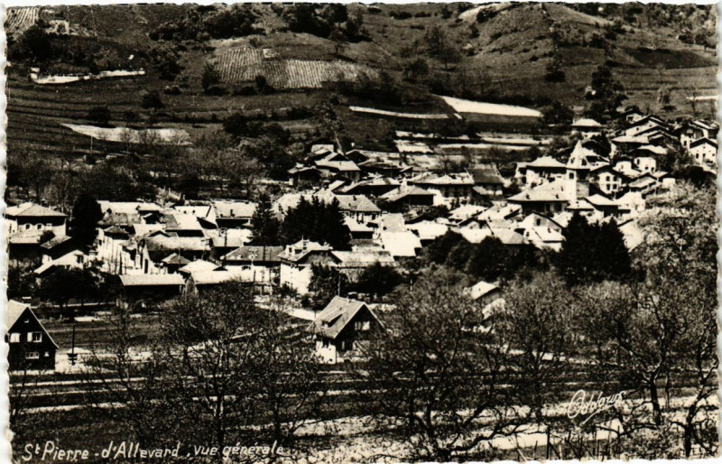 Carte postale ancienne Saint-Pierre - d'Allevard vue générale à Allevard