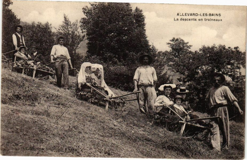 Carte postale ancienne Allevard-les-Bains - La descente en traineaux à Allevard
