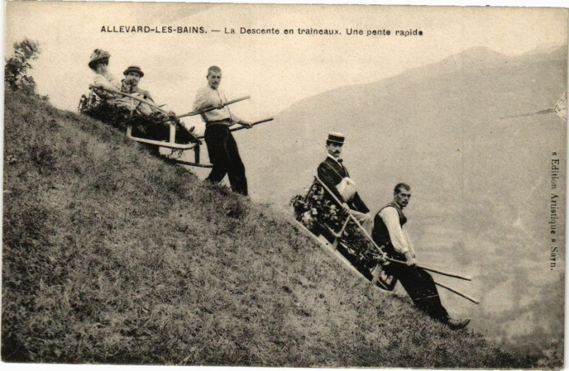 Carte postale ancienne Allevard-les-Bains - Descente en Traineaux à Allevard