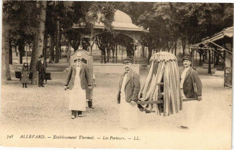 Carte postale ancienne Allevard - Etablissement Thermal à Allevard