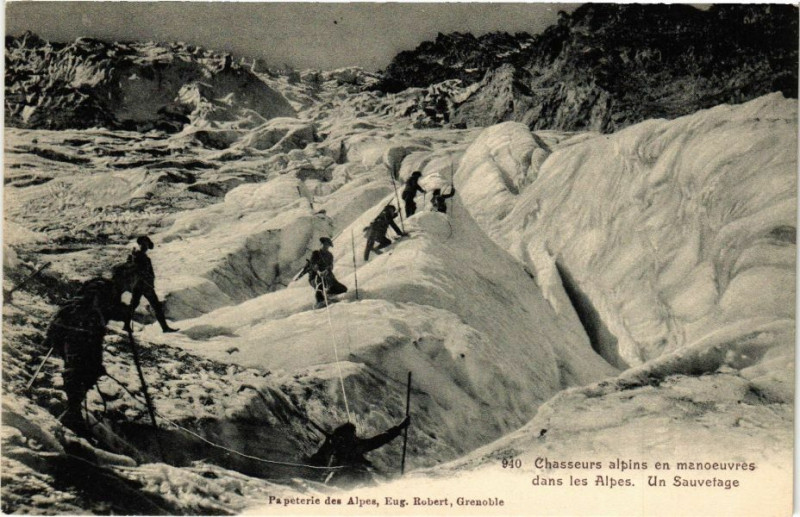 Carte postale ancienne Chauseaurs alpins en manoeuvres dans les Alpes
