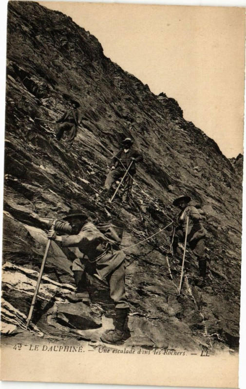 Carte postale ancienne Le Dauphiné - Une escalade dans les Rochers à Roche