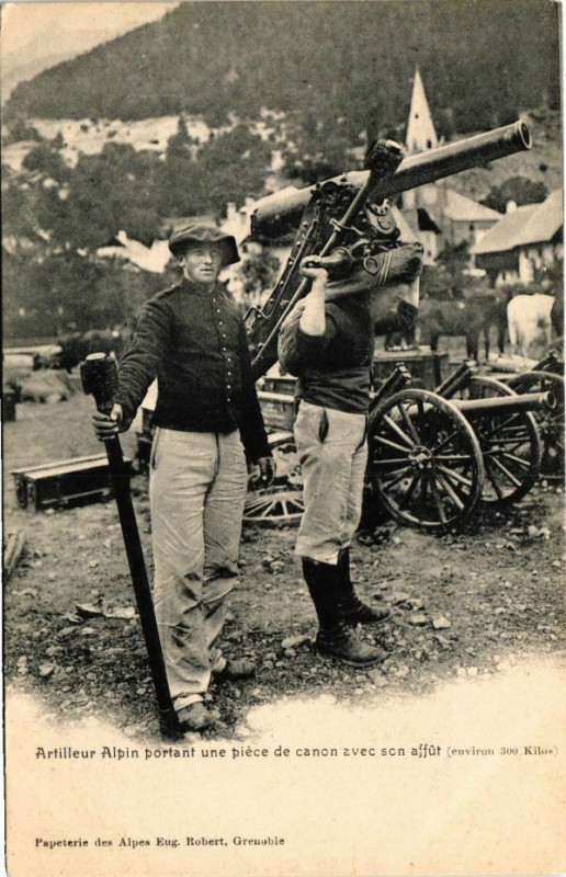 Carte postale ancienne Artilleur Alpin portant une piece de canon avec son affut